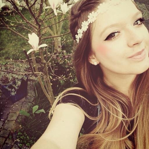 ' this is a town i've seen in dreams of rusted homes that pass by streams and everyone will leave it seems△ ♥
julia | german girl | 1D | marshmallows | hi ღ
