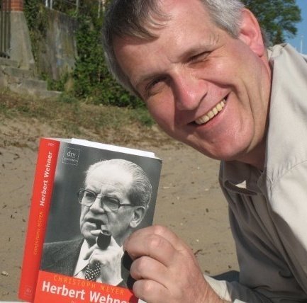 Male, born '62, European, Social Democrat #SPD Mitglied