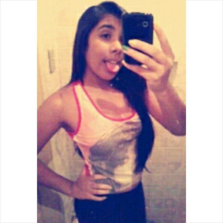 “Por favor fica, e se não der pra ficar, me leva.”                  Amooo o meeu namoorado (Lucas)     pizza 3 sorvete 3 one direction 3