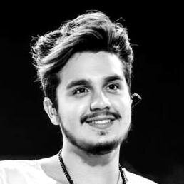 pq vc é fã ? Pq quando todos me poem pra baixo o meu ídolo @luansantana sempre me faz sorrir e me mostra que eu sou capaz.