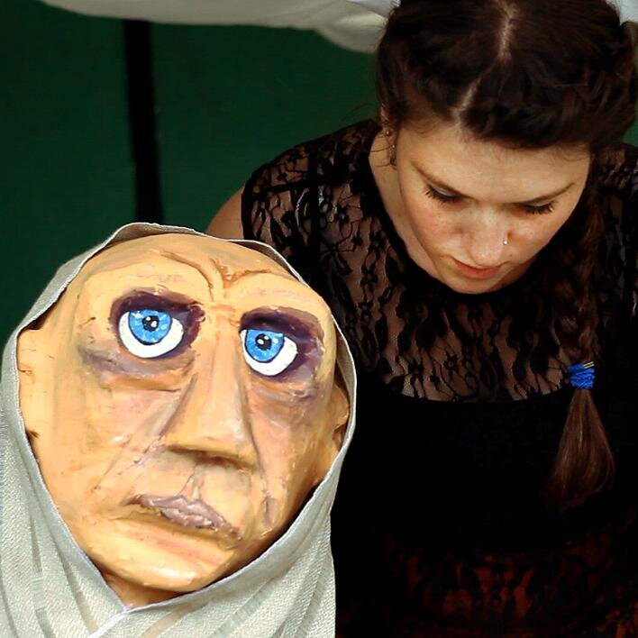 We use puppets and folk music to weave stories for big and small, short and tall (and everyone in between!)  Official Twitter of Flutterby Theatre Co.