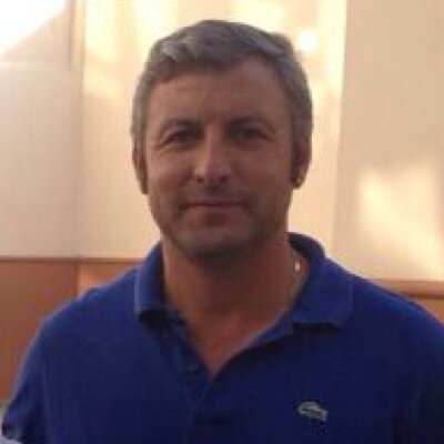 Un loco del futbol que vive por y para el futbol, es decir futbol,futbol y siempre futbol.