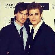 sou fã de The Vampire Diaries e apaixonada pelos irmãos salvatore´s
e apesar de ser fã dos dois,eu amo delena e nian 
só acho que combina mais ué , vida 3