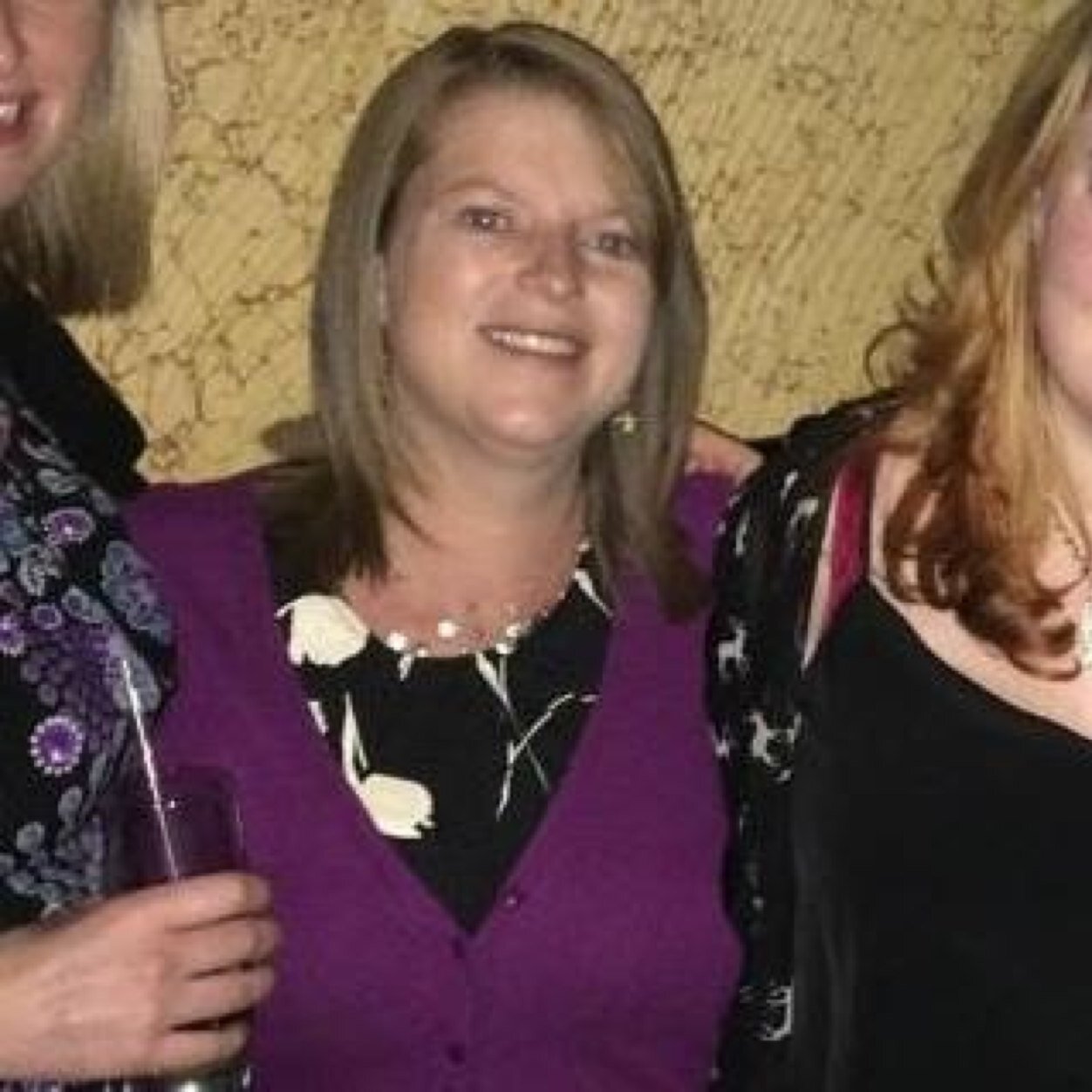 Passionate about animal welfare. Worked for 6 months as a primate carer at https://t.co/vm3np0K5OU.Also wrote a book! Money from sales go to breast cancer care