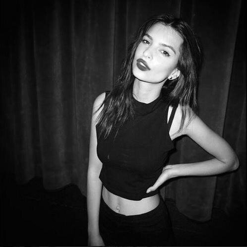 20. Hermosa y sexy vampiresa. Adoro ir de fiesta y lo que sigue después de ella. #FreeRol #BloodLove ·Rol DM o Mención.