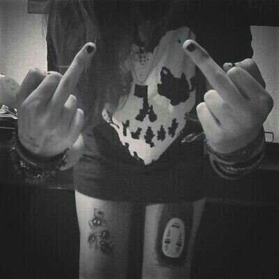 .Siempre tuve tus promesas a mi favor.  _la sonrisa mas grande no me la saca cualquiera pero la fingiría mil veces si eso te hiciera feliz_