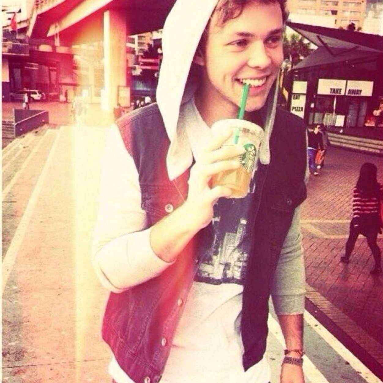 Ellloo well I just gave you a free follow and will give you another if you follow @ash__irwin5sos
