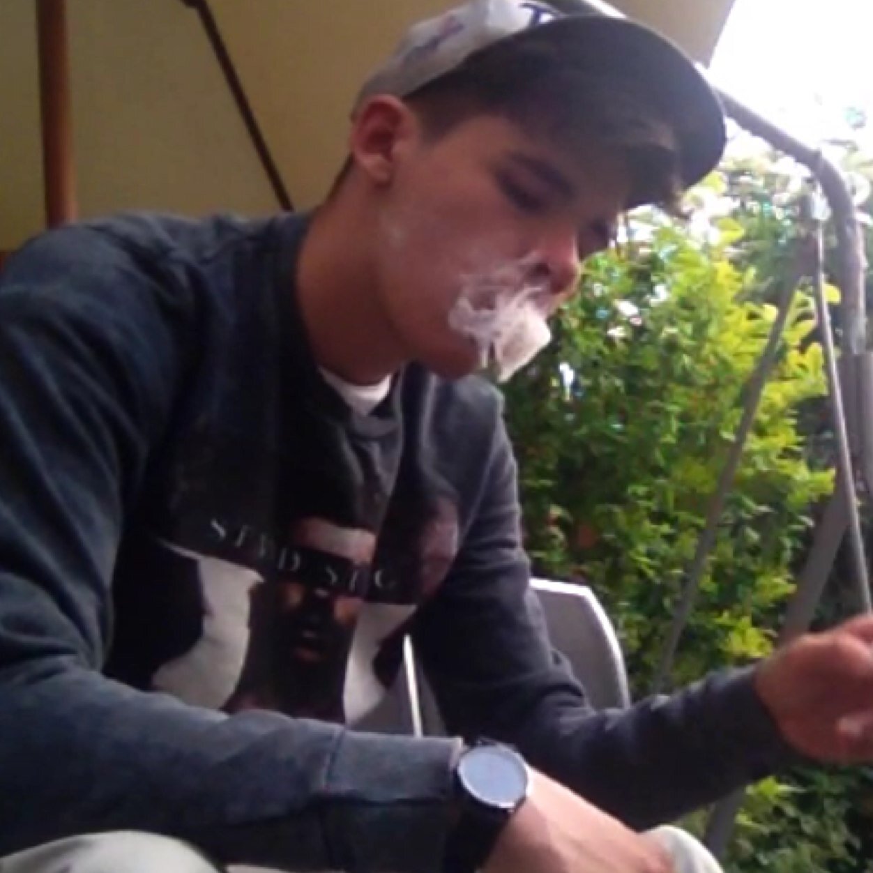 Sup :) 16 years of age, smoke, i have an obsession with snapbacks :/ i got loads xD anyway!! Single, left school, musician, i make instrumentals. Follow back :D