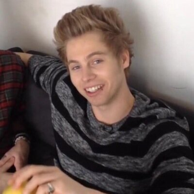 Luke looking like an asshole is very very hot @howpayneful @halIoweenaf