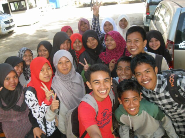 Famous, Sociality of Ten Exact Three | Berdiri di pangkuan Ibu Rohana | Kelas terGokil, terDepan di dekat gerbang | Sedikit rusuh tapi tetap RUKUN !!!