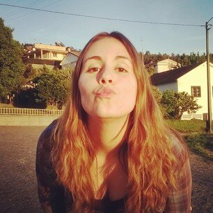 Quem se descreve, se limita. ;)*
