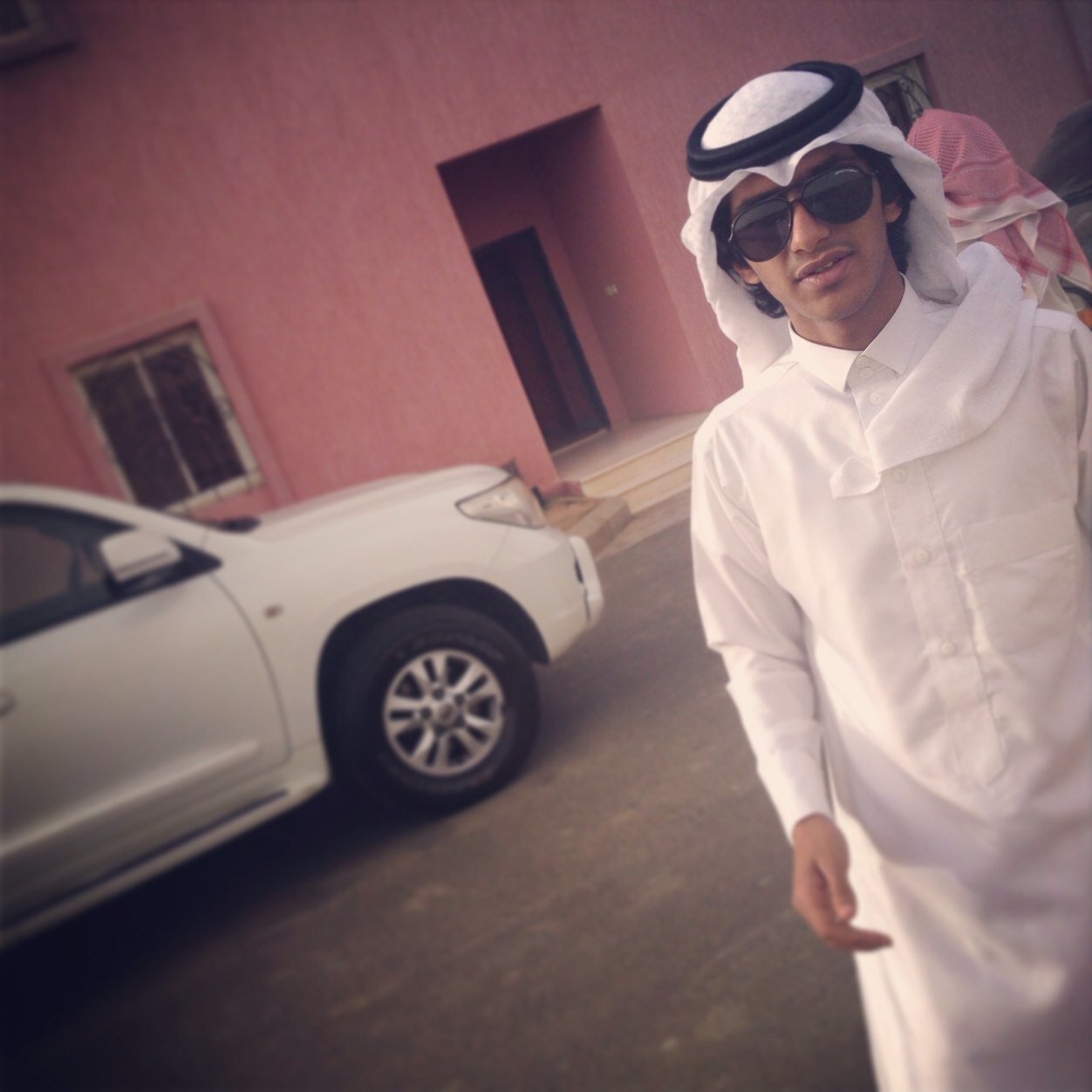 ولد يعشق اﻟهدوء لكنهہ يحب اﻟضحکك ﻣع آحبابهہ ، يحب اﻟعزلهہ آغلب اﻟوقت ليعيش جوهہ اﻟخاص بهہ يسامح و لكنهہ صعب اﻟنسيان يكابر كثيرا ..