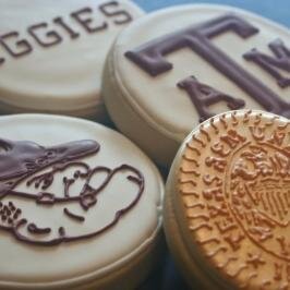 Custom cookies and meringues https://t.co/tJ2ZiQrpFN  instagram: gingerhead_bakery