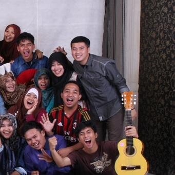Menikmati kesendirian dngan berkuliah dan ber organisasi hehe