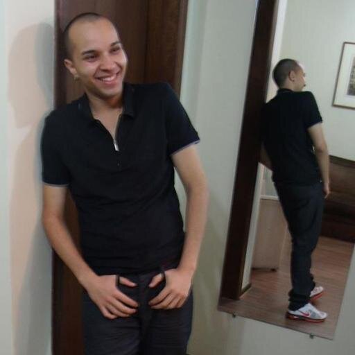 Sou companheiro procuro falar o que penso, não vou com a maioria procuro ser diferente sendo sempre igual!