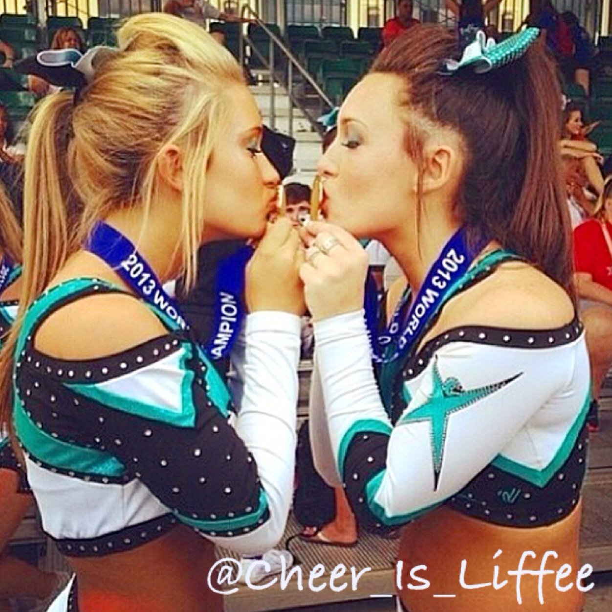 -Live and breathe cheer⚡️