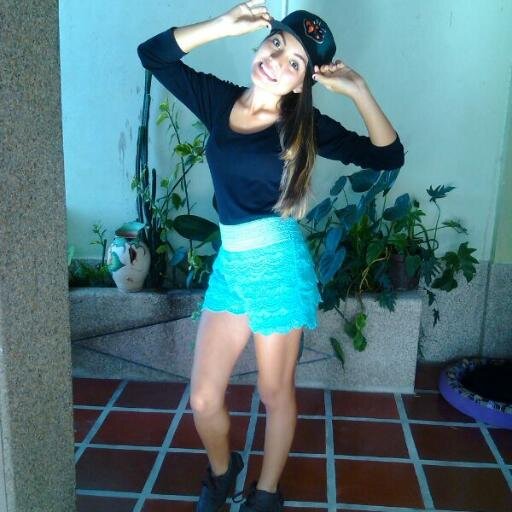 dale una sonrisa a la vida aunque ella te de la peor cara .∞