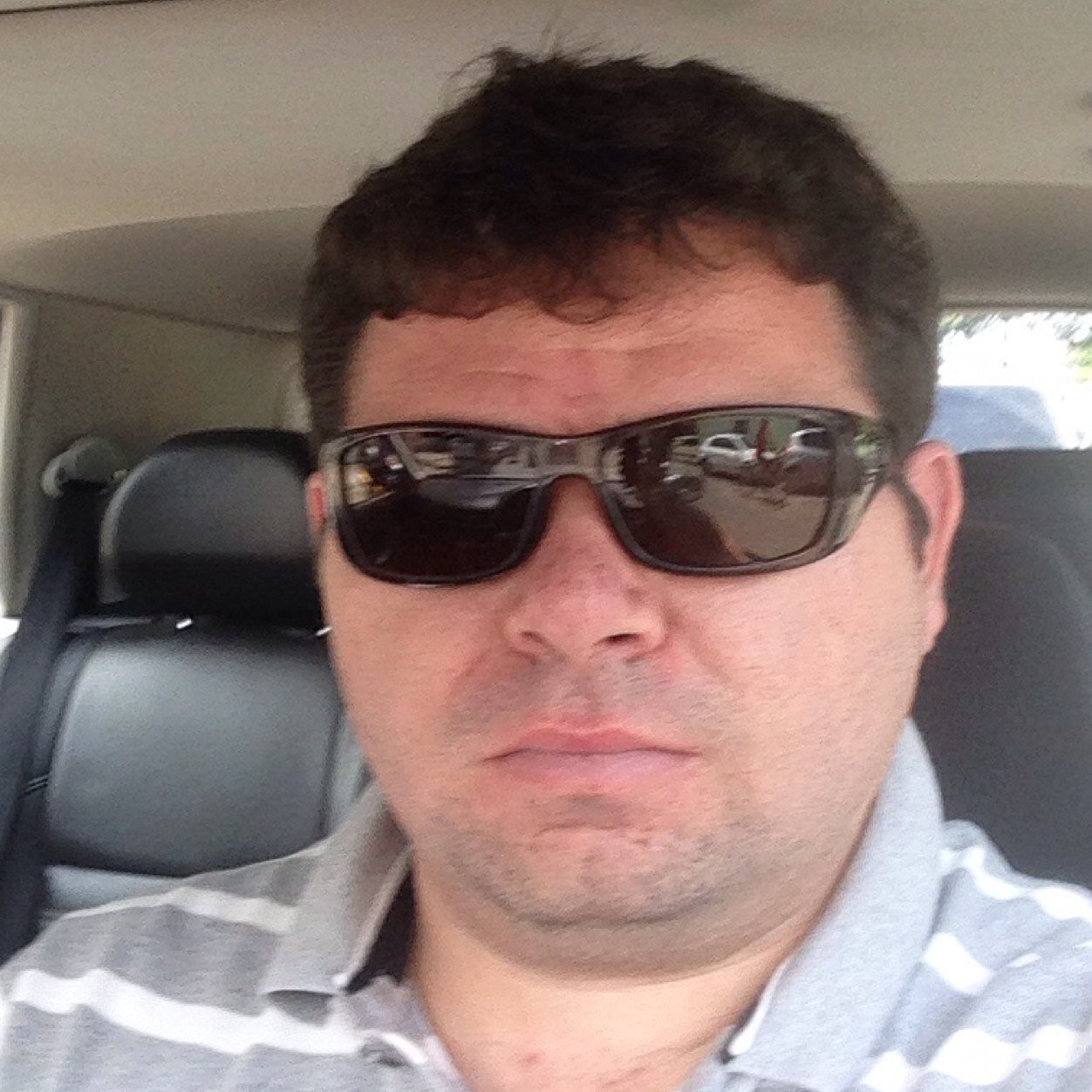 Cara legal,correto, responsavel, desafiador, aventureiro, bem casado, bem amado, familia, form em adm c/ hab em COMEX, pos Gest. Empresarial, de bem com a vida!