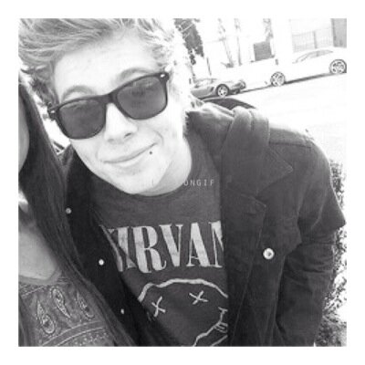hey love, could you please follow me on @lashtongif? • thanks if you already do & ask for a dm to @5sos if you want :-)