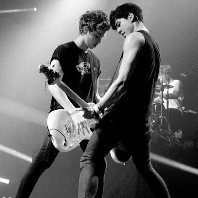 Follow @HemmingsAmeezy because she just gave you a free follow and she follows back :)