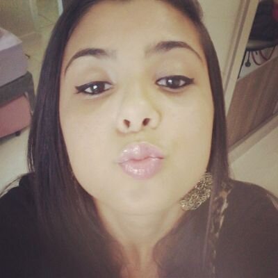 Eu sinto saudades, eu fico, eu vivo, sentindo a sua saudade, de nós...