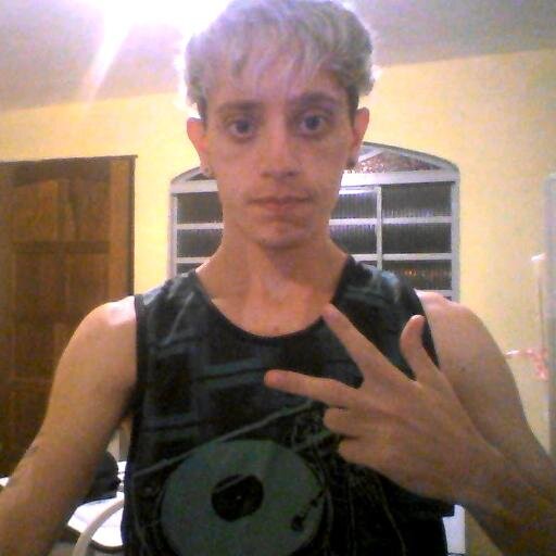 Sou lindo rico forte querido famoso moro em uma ilha e tenho pais bilhonarios...mais sou tanbem um tremendo filho.da puta de mentiroso *-*