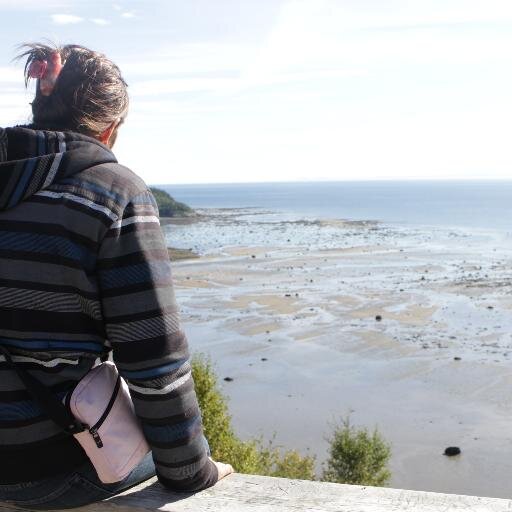 Journaliste (rédactrice, photographe et reporter radio). 
L'actu sport, mais pas que. Et si mes photos sont floues, c'est de l'art ...