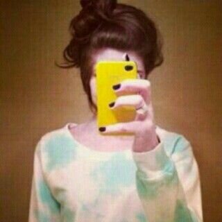 ‏اتوﮪﮧ بين ضحكاتكك