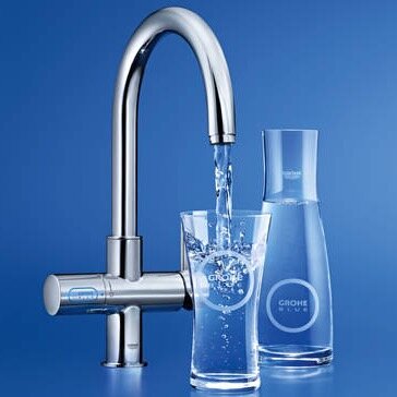 GROHE Blue kombinerar det moderna utseendet av en designervattenkran med ett högpresterande filter, kylare och kolsyrare.