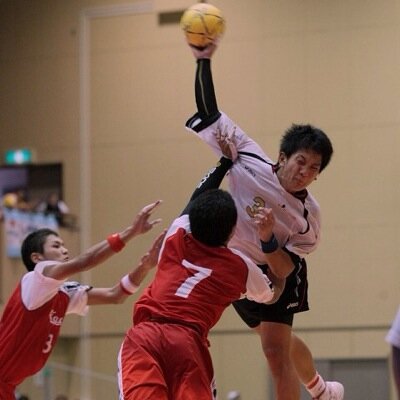 ハンドボールマン 熊本 不安なのは逆45ディフェンスだ 県予選を見てもそこをカットインされての得点が目立ったような気がした 破壊力のあるロングシュートとガッチリした身体が魅力的な分もう少しディフェンスもがんばってもらいたい ハンドボールマン 熊本 不安なのは逆45ディフェンスだ 県予選を見てもそこをカットインされての得点が目立ったような気がした 破壊力のあるロングシュートとガッチリした身体が魅力的な分もう少しディフェンスもがんばってもらいたい