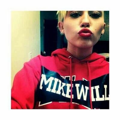 Victorya Cyrus♡                                                     Mi distruggo e mi rialzo,
Ameresti un disastro?                                     Dafne♡