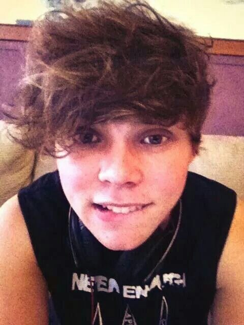 I love 5SOS! Ashton is my favorite! =)