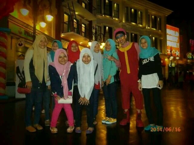Persahabatan ibarat sekotak krayon masing2 mempunyai warna yg berbeda, tp coba padukan mereka akan membuat sebuah pelangi yg indah ;) We are CEO♥ 14sept2013