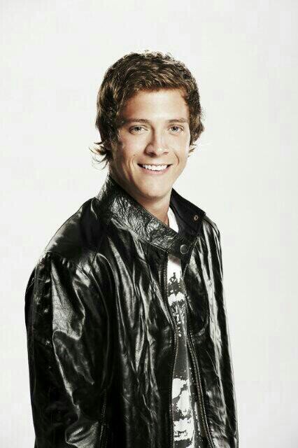 Amante de la musica, formo parte de los Teen Angels. Hermano mayor de Aleli. Mina ♥ Sensibilidad.