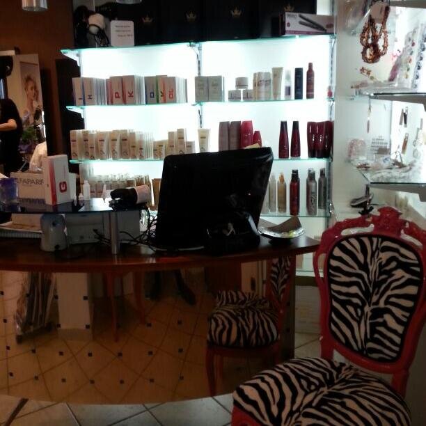 Parrucchieri.
Make-up
Manicure con semi permanente
Servizio sposa
Centro tricologico