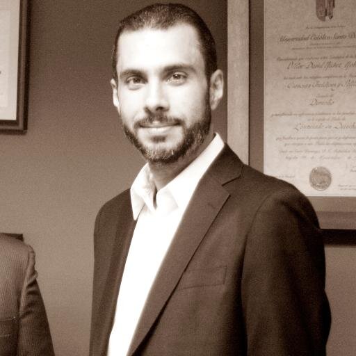 Padre, hermano, amigo, Abogado, amante de la buena música y gastronomía. Creo, que de poeta, mentiroso y loco, todos tenemos un poco...
