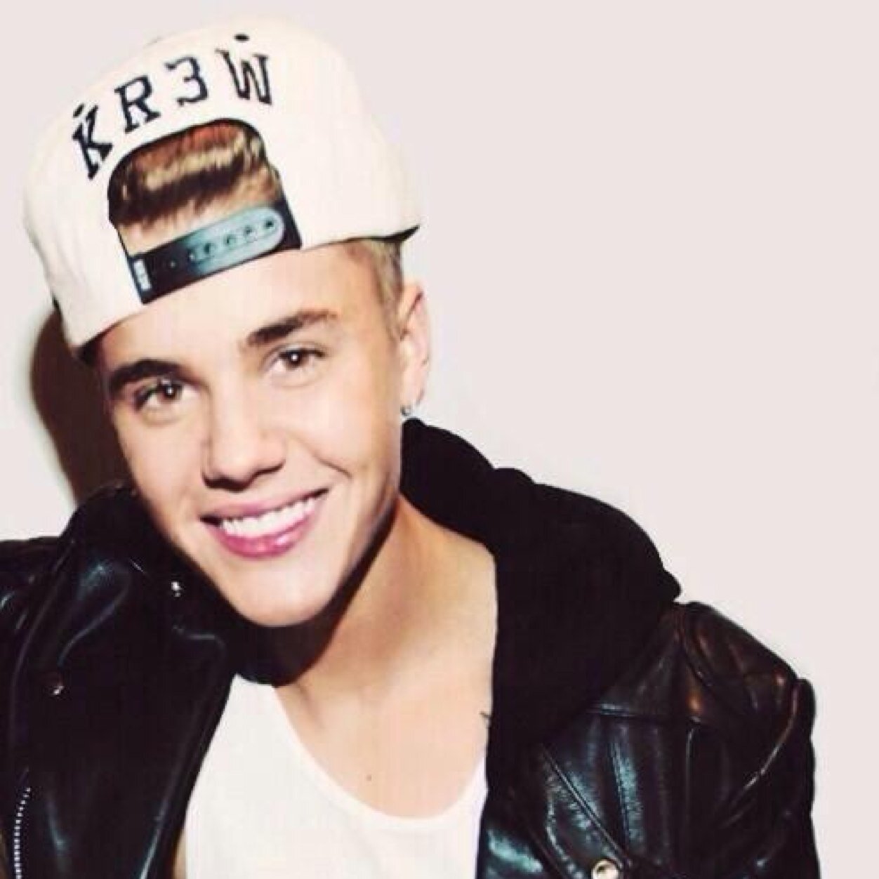 LauraishereFree's profile picture. @Takeoverbizzle