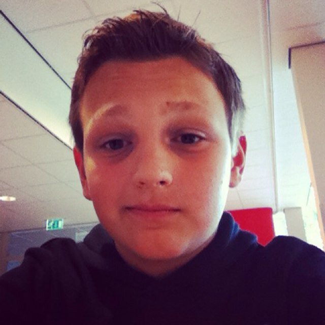 Waarmom lees je dit hé? Swaar nutteloos poepmongooltje /: