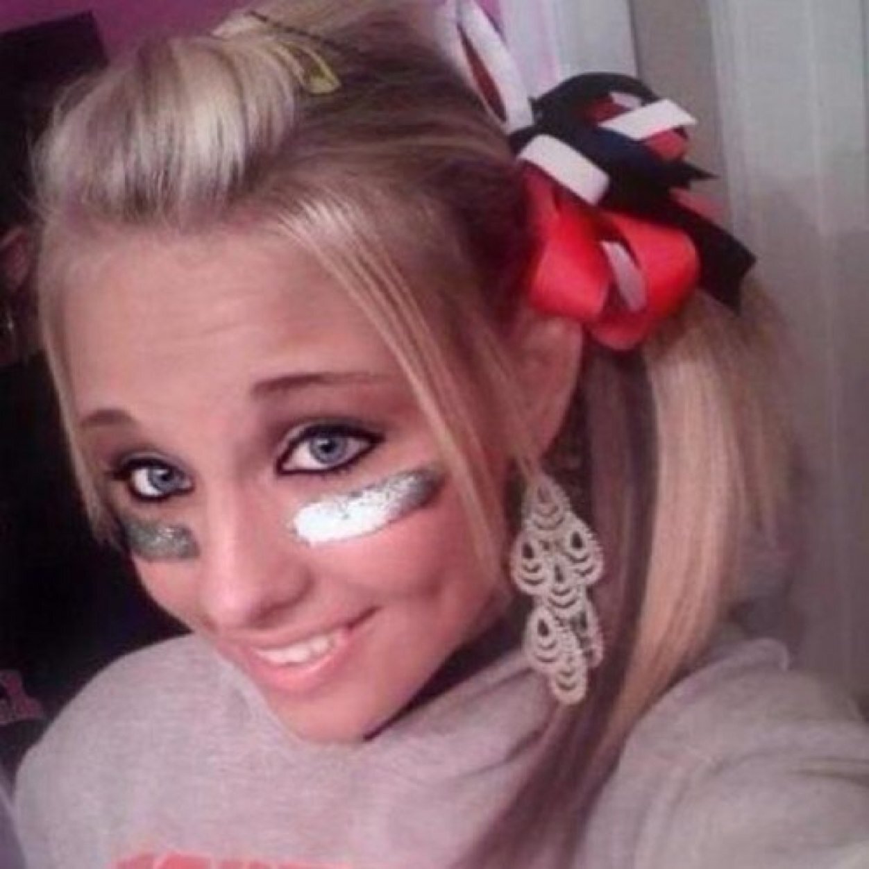 Hey im abby. Im an orphan! 18! Lonely! Im single and looking for my prince charmming!