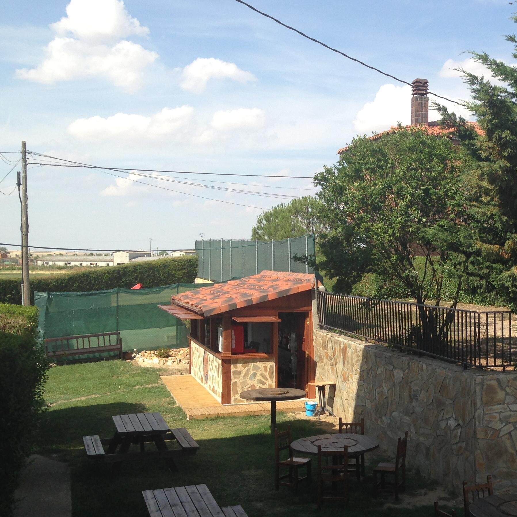 Terraza Jardín HM está en Villalpando (ZAMORA) 
Disfruta con nosotros de los cubos de cervezas, copas, gintonics, pinchos, hamburguesas y mucho más!
