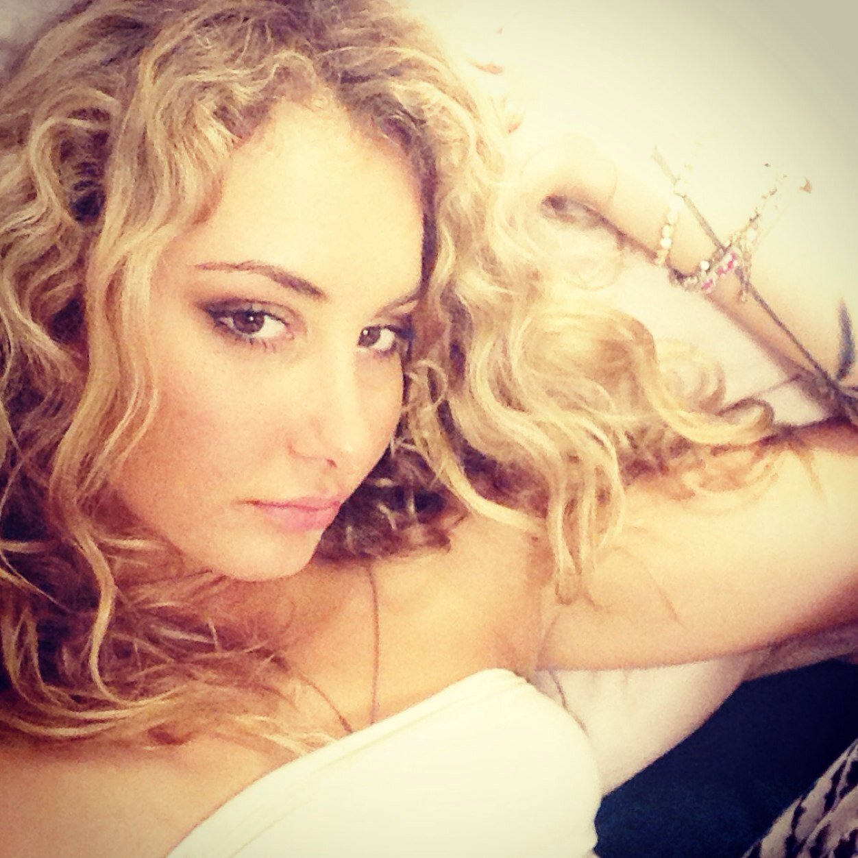 A_TandT's profile picture. sbuıɥʇ ʇɐ ʞooן noʎ ʎɐʍ ǝɥʇ ǝbuɐɥɔ oʇ ʇob ǝʌ,noʎ