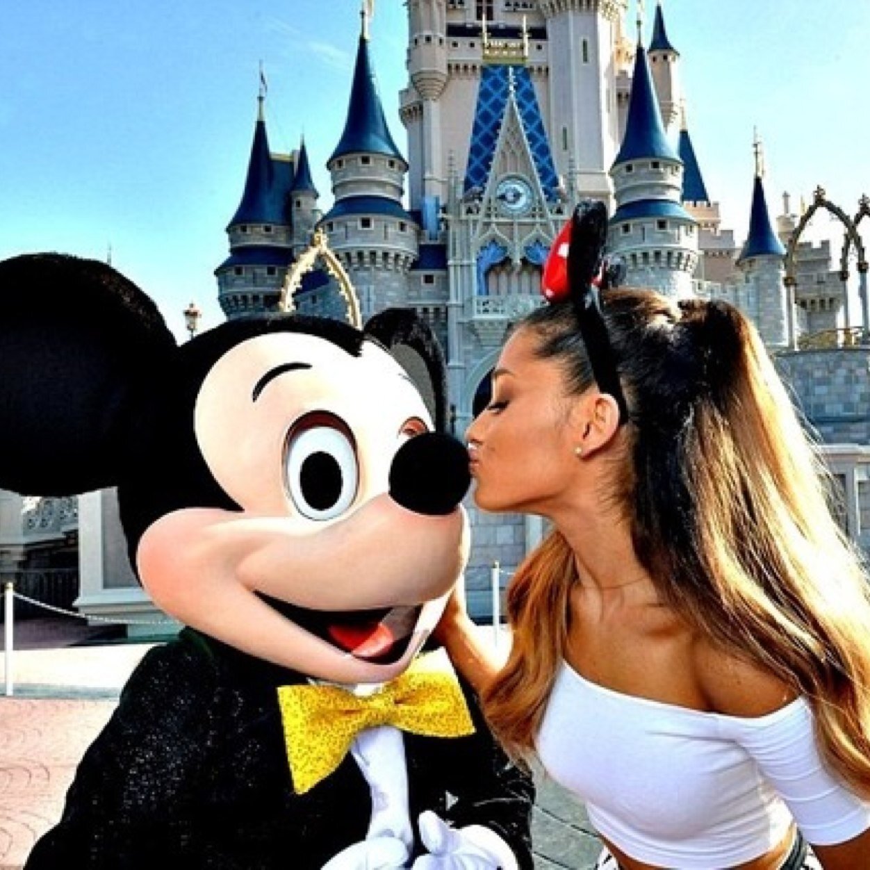 Ariana is the world to me she is so perfect I learned so much from her LOVE YOU ARI