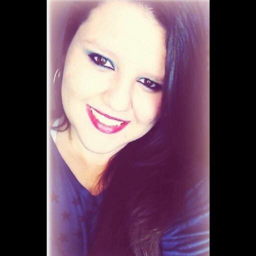 “Sorria com vontade. Abrace forte. Dance na chuva. Beije como se fosse a última vez. Tudo aquilo que é intenso se torna inesquecível.”