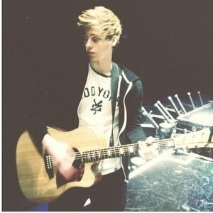 Yo i just gave you a free follow so you should go follow @bitersweetharry bc well bc shes cool