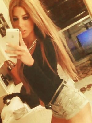 ~Princesa, no agaches la cabeza, tu corona podría caerse~ Un siempre se me queda corto. Apoyandote siempre pequeña. No lo dudes.♡