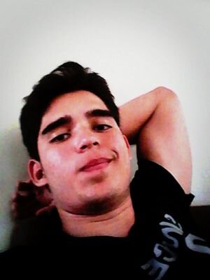 Soy un chico sincero, realizo deporte y me graduare ahora en diciembre de bachiller. Tengo 17 años