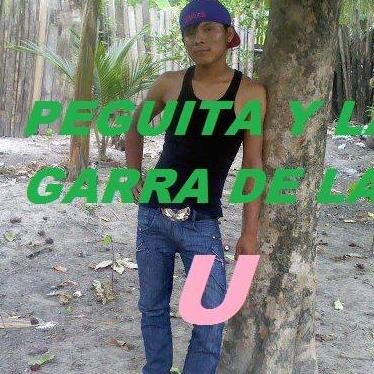 el chico pega