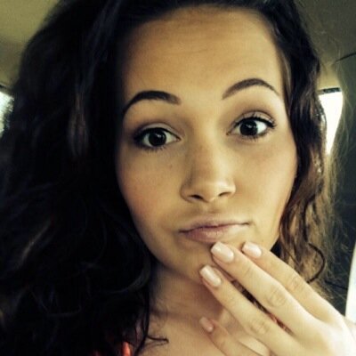 {18 year old girl, actress and a Singer. I like to think I am beautiful.} (Rp/#SinglePringle)