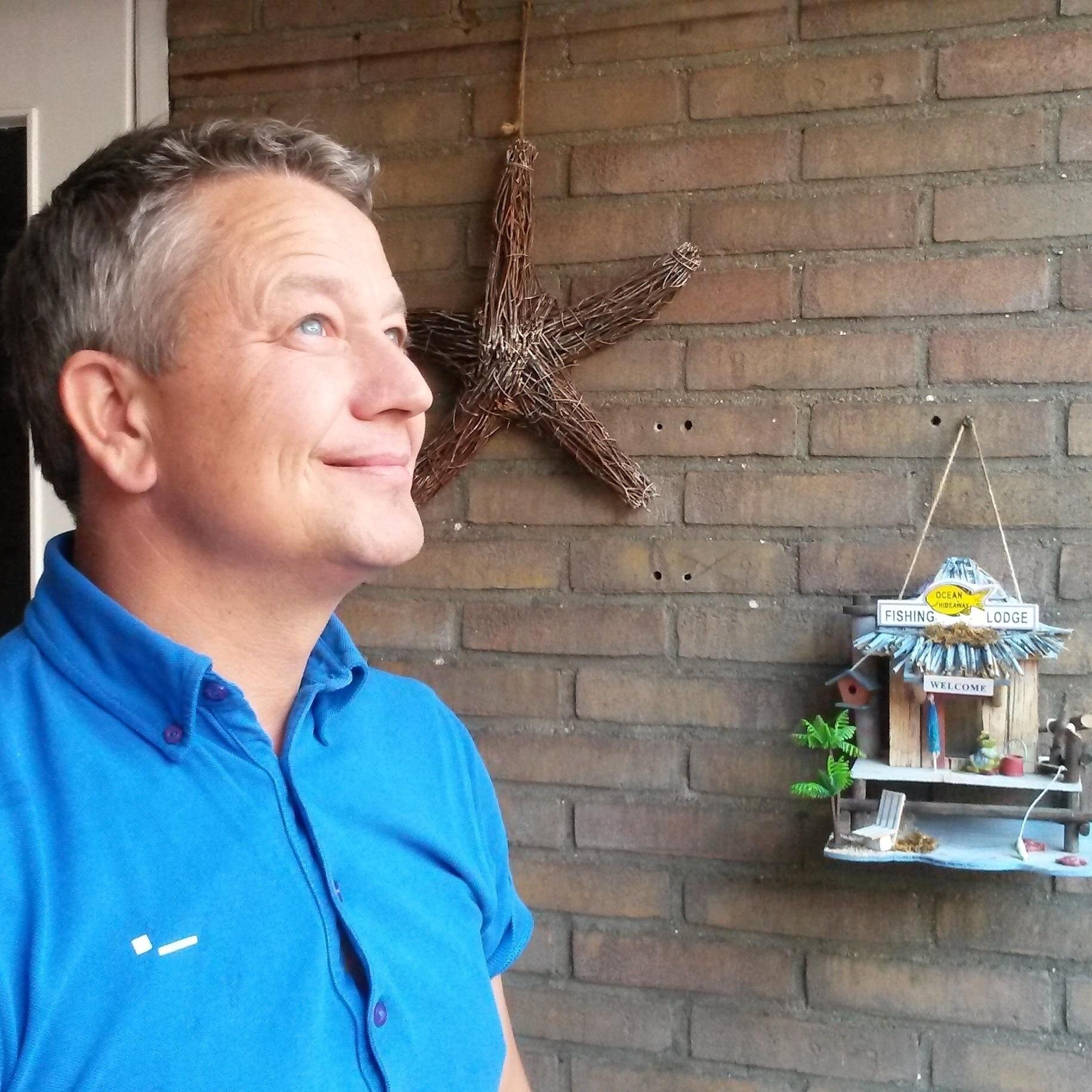 Peter Hartog; geboren en opgegroeid in Spakenburg en sterk maatschappelijk bewogen. Leven met hét Doel voor ogen.