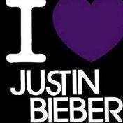 muy bonitaa inteligente, muy astuta y lista y fan de justin bieber y 1 lugar en el salon :)